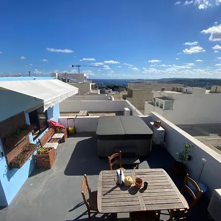 Huge House. Rooms. Rooftop Garden. Relaxation