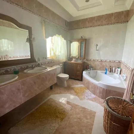 Alloggio in famiglia Huge House. Rooms. Rooftop Garden. Relaxation Mellieħa
